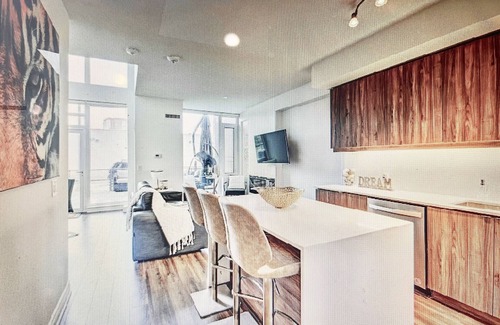 Richmond Hill Apartment | Luxury 2 Bedroom Family Size Condo