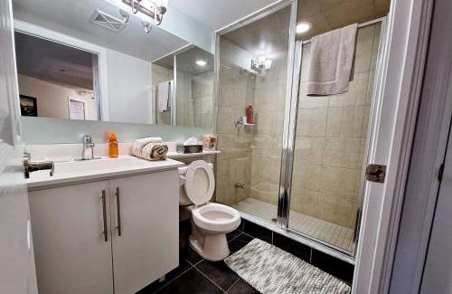 Downtown Mississauga Apartment | Luxury 2 bedroom Condo With Swimming Pool Near Square One
