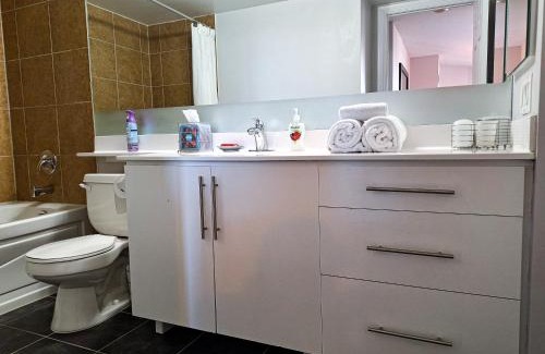 Downtown Mississauga Apartment | Luxury 2 bedroom Condo With Swimming Pool Near Square One