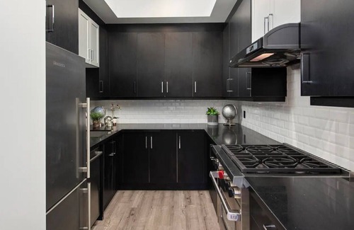 King West Village House | Luxury 2 Bedroom Condo W/ Parking, Budweiser arena