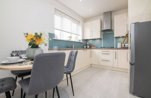 Oldbury House | Luxury 2 Bedroom Home Near Birmingham - Fast WiFi