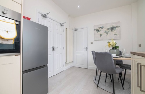 Oldbury House | Luxury 2 Bedroom Home Near Birmingham - Fast WiFi