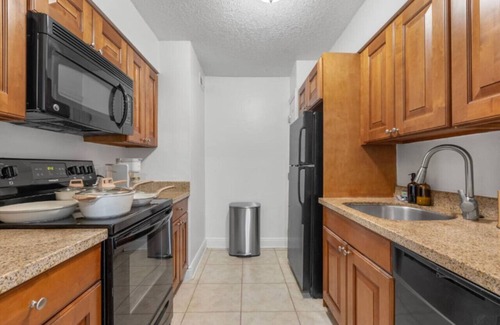 SoHo Apartment | Luxury - 2 blocks from Bayshore | GYM | POOL | #3
