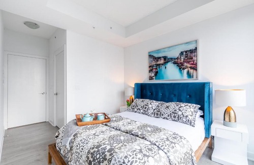 Downtown Toronto Apartment | Luxury 2 BR in the heart of Entertainment District w/ CN Tower View