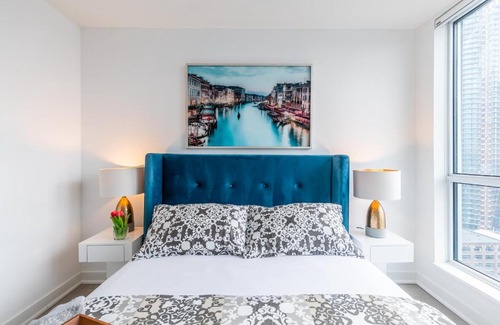 Downtown Toronto Apartment | Luxury 2 BR in the heart of Entertainment District w/ CN Tower View
