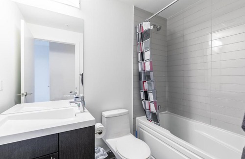 Downtown Toronto Apartment | Luxury 2 BR in the heart of Entertainment District w/ CN Tower View