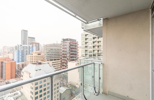 Downtown Toronto Apartment | Luxury 2 BR in the heart of Entertainment District w/ CN Tower View