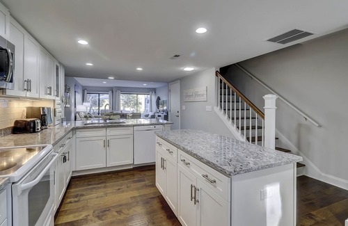Shipyard Plantation Condo | Luxury 2 BR Sleeps 8 at 145 Greens Gourmet Kitchen Bikes & Beach Gear included