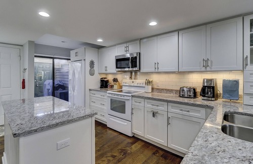 Shipyard Plantation Condo | Luxury 2 BR Sleeps 8 at 145 Greens Gourmet Kitchen Bikes & Beach Gear included