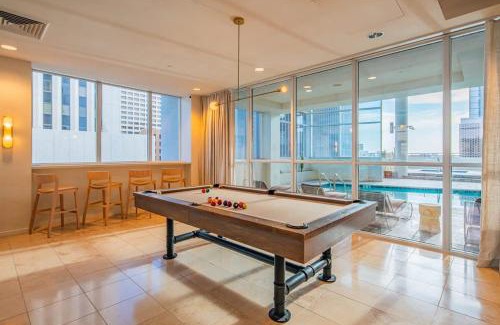 Downtown Phoenix Apartment | Luxury 28th Floor High Rise, Gym, Parking, Pool, Golf