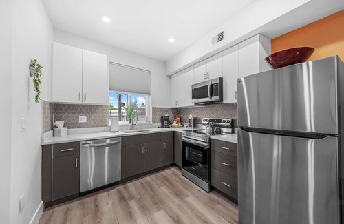Center City Apartment | Luxury 2B, 2Ba, Pool Table, Parking!
