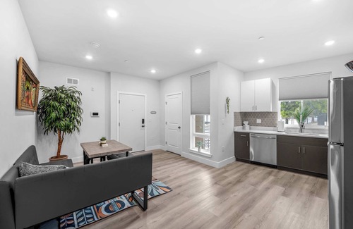 Center City Apartment | Luxury 2B, 2Ba, Pool Table, Parking!