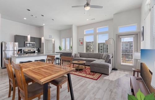 Vista Del Pueblo Apartment | Luxury 2BD/2BA Near Airport 3386