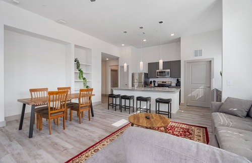 Vista Del Pueblo Apartment | Luxury 2BD/2BA Near Airport 3386