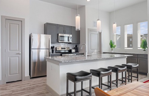 Vista Del Pueblo Apartment | Luxury 2BD/2BA Near Airport 3386