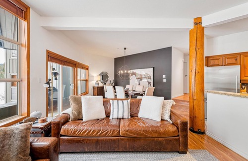 Blackcomb House | Luxury 2BD/2BA Sleep 6 Townhome- Free Parking