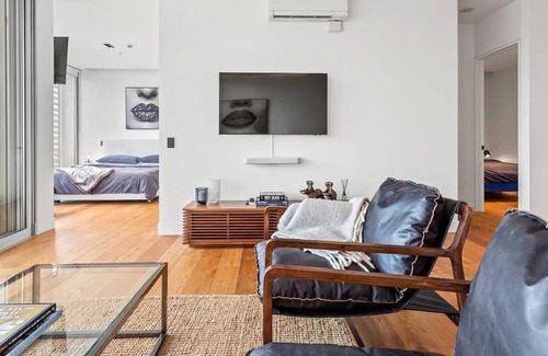 Freemans Bay Apartment | Luxury 2bed/2bath penthouse in Freemans Bay with free basement car park & wifi