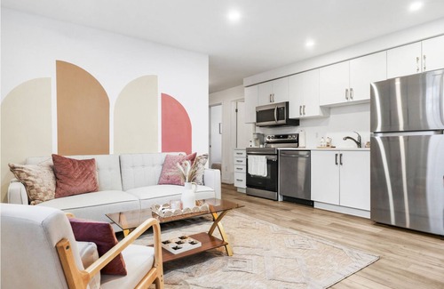 Louth Apartment | Luxury 2BR/2BTH Suite | 5 Mins to The Falls | Stylish & Spacious | Sleeps 5
