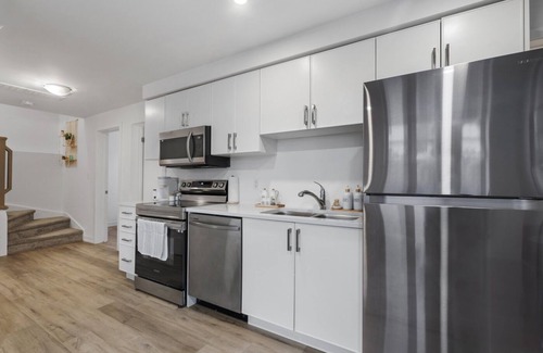 Louth Apartment | Luxury 2BR/2BTH Suite | 5 Mins to The Falls | Stylish & Spacious | Sleeps 5