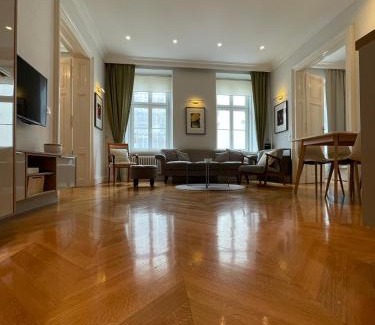 Neubau Apartment | Luxury 2BR Apartment Neubaugasse