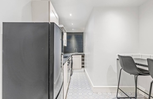 Nottingham Apartment | Luxury 2BR City Apt w/Parking - Sleeps 8