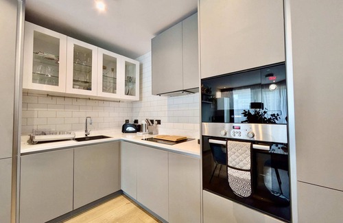 Fairfield Apartment | Luxury 2BR Flat in Prime Location