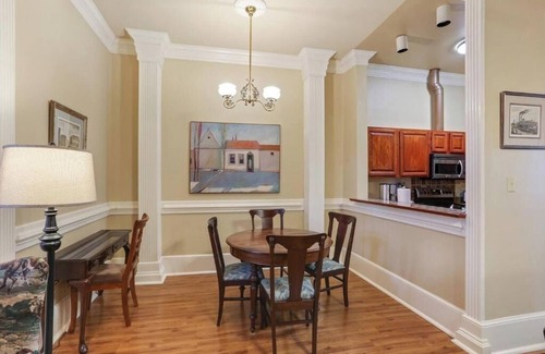French Quarter Hotel | Luxury 2BR with 2 Bathroom Apartment in Grenoble House – Central French Quarter