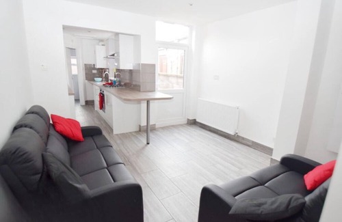 Stoke-on-Trent House | Luxury 3 Bed Apartment - Close to Alton Towers