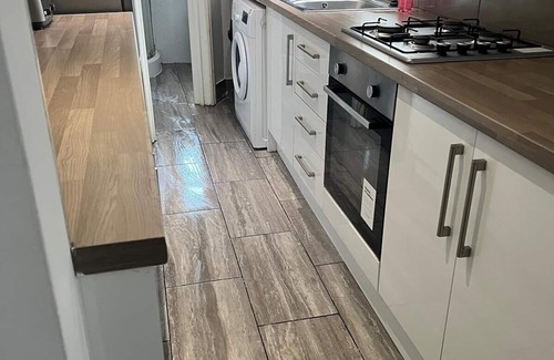 Stoke-on-Trent House | Luxury 3 Bed Apartment - Close to Alton Towers