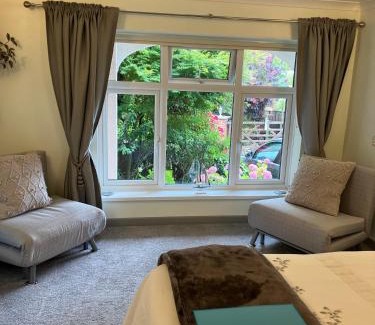 St. Michaels Bed & Breakfast | Luxury 3 bedded room with sea peeps and parking