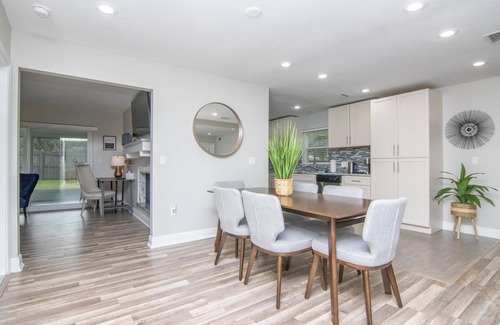 Brandon House | Luxury 3 Bedroom 2 Bath w/2 Car Garage