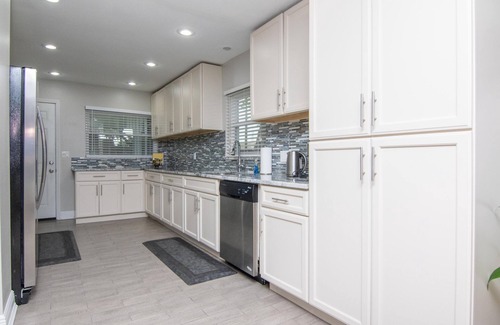 Brandon House | Luxury 3 Bedroom 2 Bath w/2 Car Garage