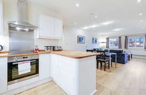 Maidenhead Apartment | Luxury 3 Bedroom Apartment with Parking