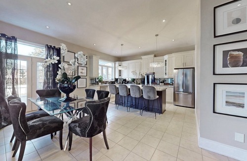 Pickering Condo | Luxury 3 Bedroom Family Home - w/Free WiFi & Parking. 20mins from Downtown