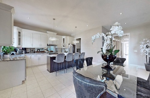 Pickering Condo | Luxury 3 Bedroom Family Home - w/Free WiFi & Parking. 20mins from Downtown