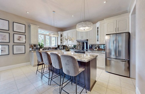Pickering Condo | Luxury 3 Bedroom Family Home - w/Free WiFi & Parking. 20mins from Downtown