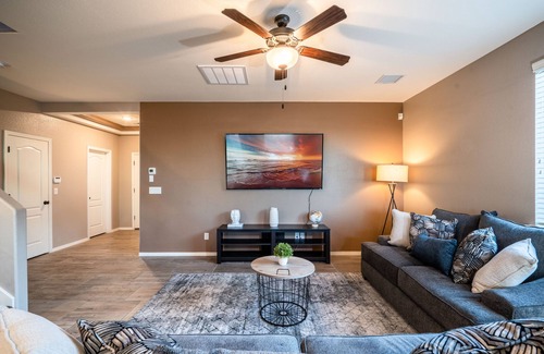 Biggs Field House | Luxury 3 Bedroom House with Upgraded Showers