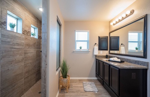 Biggs Field House | Luxury 3 Bedroom House with Upgraded Showers