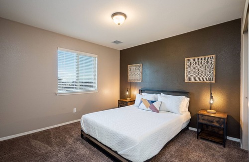 Biggs Field House | Luxury 3 Bedroom House with Upgraded Showers