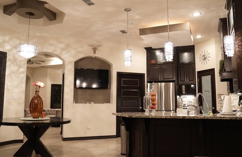Palmhurst House | Luxury 3-Bedroom Home with Modern Amenities & Stunning Views