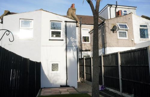 Dartford Apartment | Luxury 3-Bedroom Home , with Free parking