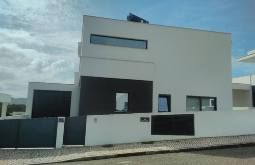 Famalicao Villa | Luxury 3 bedroom villa for rent near Nazaré with private salt pool