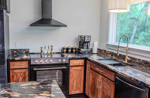 College Station House | Luxury 3-bedroom with elevated speakeasy vibes, sleeps 10, and brand new