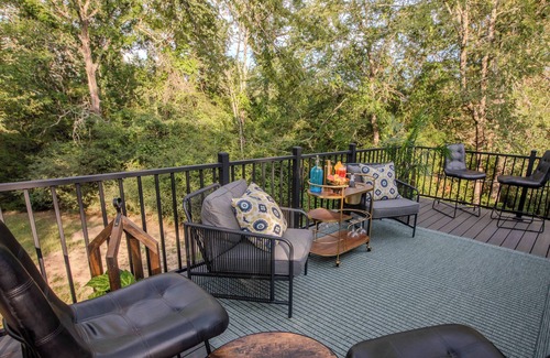 College Station House | Luxury 3-bedroom with elevated speakeasy vibes, sleeps 10, and brand new