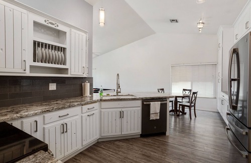 Suncliff House | Luxury 3-br Home with Pool & Outdoor BBQ Area