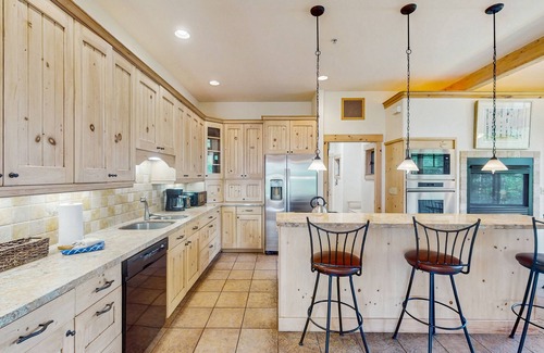 Three Peaks House | Luxury 3-Peaks Lodge with waterfalls, wildlife, & wraparound decks