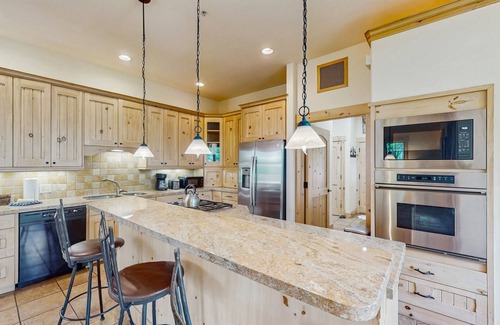 Three Peaks House | Luxury 3-Peaks Lodge with waterfalls, wildlife, & wraparound decks