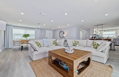 Regency Park House | Luxury 3BR Home w/Heated Pool, Outdoor TV, Bikes & BBQ – Perfect for Families with Modern Kitchen!