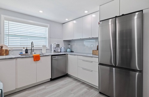 Regency Park House | Luxury 3BR Home w/Heated Pool, Outdoor TV, Bikes & BBQ – Perfect for Families with Modern Kitchen!