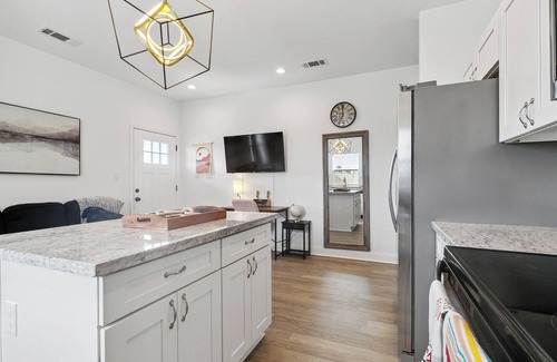 Fairgrounds Apartment | Luxury 3br Oasis w/Jacuzzi